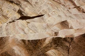 Dans la Vallée de la Mort, les pigments minéraux ont coloré ces dépôts volcaniques. Les sels de fer produisent les couleurs rouges, roses et jaunes. Le mica en se décomposant produit  la couleur verte. Le manganèse produit le violet.
