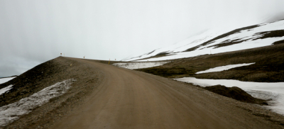 La route 94 vers le Borgarfjordur-Eystri, prise dans les nauges, la neige est encore présente sur les bas-côtés en ce mi-juin, à un peu plus de 500 m d'altitude.