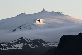Nuages sur le sommet enneigé du Snæfellsjökull, islande