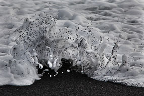 Graviers noirs soulevés par l'écume, à proximité de Malariff, Peninsule de Snaefellness, islande