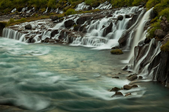 Cascade de Hraunfossar (les chutes de la lave), Islande