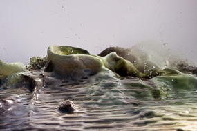 Dépôts de geyserite autour de cette bouche crachant de l'eau bouillonnante, Hveravellir, Islande