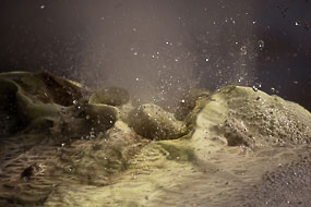 Dépôts de geyserite autour de cette bouche crachant de l'eau bouillonnante,  Hveravellir, Islande