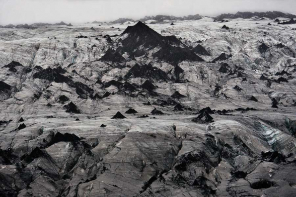 Glacier de Solheimajokull avec ses cônes recouvert des cendres de l'Eyjafjöll entré en éruption en Avril 2010, soit un an plus tôt, Islande