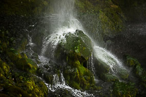 La cascade de Seljalandsfoss tombe sur des rochers moussus, Islande