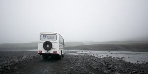 Un autocar d'excursion nous ouvre la route sur la F206 en revenant du Laki, Islande