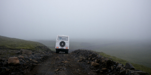 Un autocar d'excursion nous ouvre la route sur la F206 en revenant du Laki, Islande