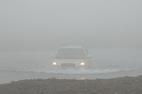 Sur la route vers le Laki, une voiture traverse ce gué sur la F206 dans le brouillard, Islande