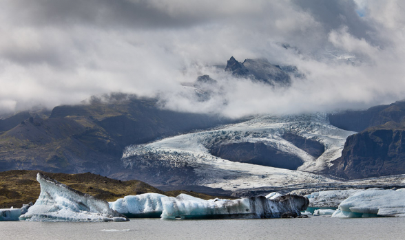 Langue glacière se deversant dans le lac Fjallsarlon, Islande
