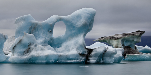 Icebergs flottant à la surface du Lac de Jokulsarlon. Islande