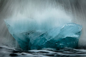 Les blocs de glace se détachent du front du glacier Vatnajökull, tombent dans le lac Jokulsarlon. Ils sont charriés vers la mer par un bras de rivière, où les vagues les érodent progressivement. Islande