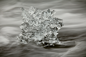 Une fois érodés les morceaux de glace finissent comme des diamants sur l'écrin de sable noir de la plage du lagon de jolulsarlon.Islande