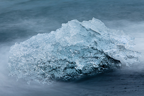 Les morceaux de glace sont charriés vers la mer depuis le lac de Jokulsarlon par un bras de rivière. Les vagues les érodent progressivement. Islande