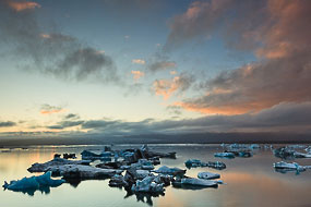Au soleil couchant, icebergs flottant sur le lac Jokulsarlon, Islande
