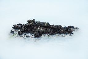 Lave émergeant du bassin laiteux du Blue lagoon, Islande