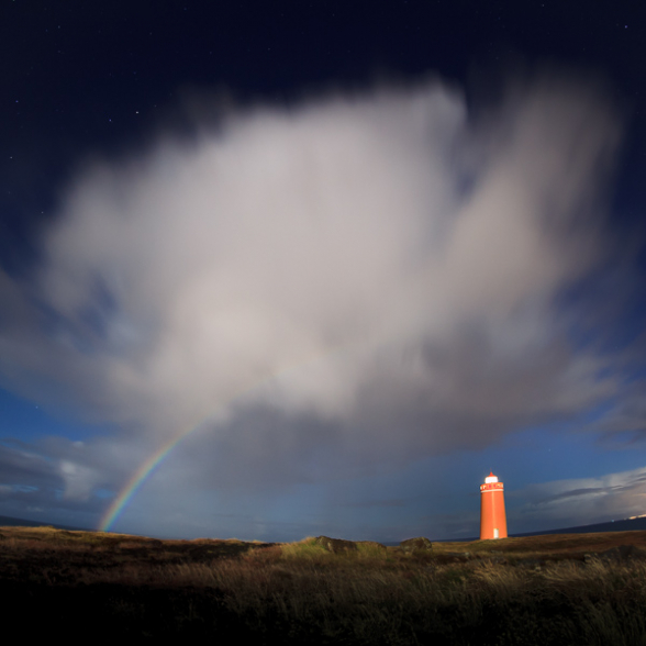 Cet arc en ciel est formé par la lune et non le soleil, phare à proximité de Keflavik, Islande