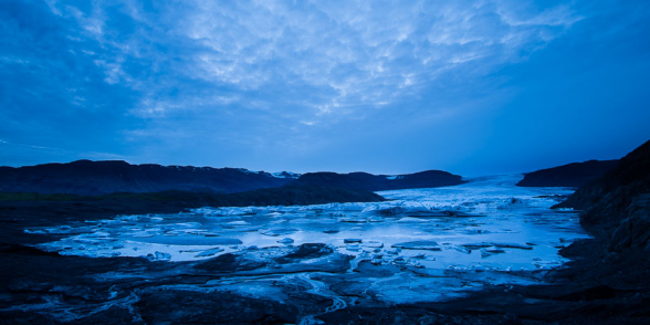 La nuit tombe sur la langue glacière du Hoffellsjokul et sa mini lagune, Islande