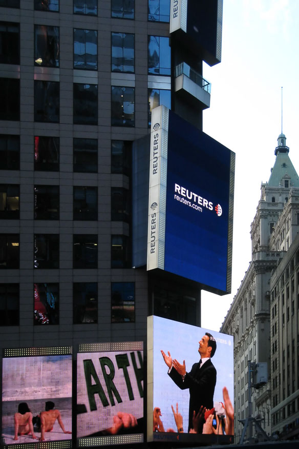 Attitude papale de Sarkozy, Time Square, New-York 2007, USA