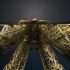 Contre plongée sur la Tour Eiffel de nuit