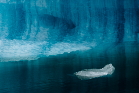 Morecau de glace dérivant devant un iceberg sur le lac Jokulsarlon, Islande