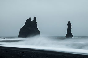 Les pitons basaltiques (Reynisdrangar) devant la falaise de Reynisfjara, Vik, Islande