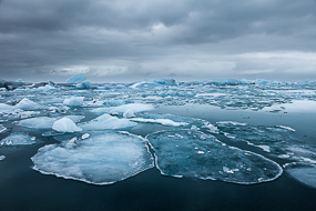 Plaques de glace et icebergs sur le lac de Jokulsarlon, Islande