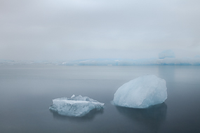 Le brouillard enveloppe les icebergs du lac de Jokulsarlon, Islande
