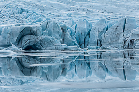 Réflexion de la langue glacière sur l'eau du lac de Fjallsarlon, Islande