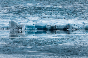 Réflexion de la langue glacière sur l'eau du lac de Fjallsarlon, Islande