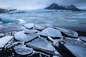 Morceaux de glace  et langue glacière, lac de Fjallsarlon, Islande