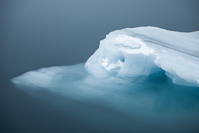 Icebergs flottant dans le brouillard sur le lac Jokulsarlon, Islande