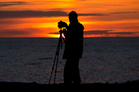 Photographe au coucher de soleil à Latrabjarg, Islande