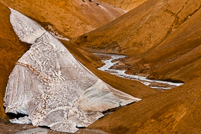Neige et rivière à Kerlingarfjoll, Islande