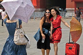 Les amies et la valise rouge, Pékin