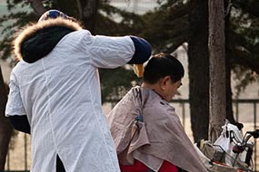 Coiffeur de rue, la tradition perdure, Pékin