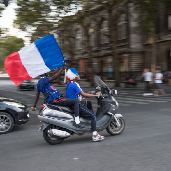 Scooter dans les rues, juste après la victoire.  La France championne du monde de Football - Paris Juillet 2018