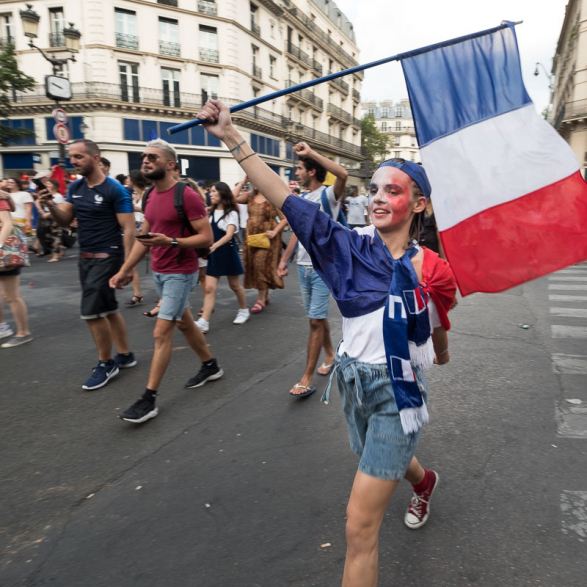Gavroche ou la République en marche ? Juste après la victoire.  La France championne du monde de Football - Paris Juillet 2018
