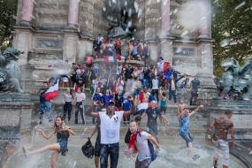 Liesse populaire dans la fontaine Saint Michel, juste après la victoire.  La France championne du monde de Football - Paris Juillet 2018