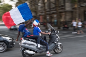 Scooter dans les rues, juste après la victoire.  La France championne du monde de Football - Paris Juillet 2018