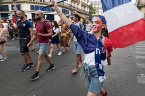 Gavroche ou la République en marche ? Juste après la victoire.  La France championne du monde de Football - Paris Juillet 2018
