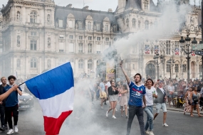 Fumigène et ambiance après la victoire.  La France championne du monde de Football - Paris Juillet 2018