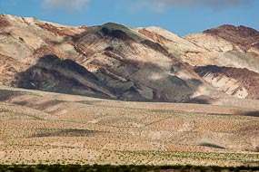 Dans la Vallée de la Mort, les pigments minéraux ont coloré ces dépôts volcaniques. Les sels de fer produisent les couleurs rouges, roses et jaunes. Le mica en se décomposant produit  la couleur verte. Le manganèse produit le violet.
