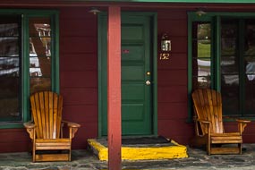 Belles chaises Adirondack devant la porte de ma chambre dans ce motel de la charmante Kernville.