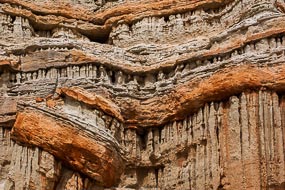 Red Rock Canyon comporte des falaises pittoresques, des buttes et des formations rocheuses spectaculaires dans un climat désertique. Pas très loin de Los-Angeles, ces décors ont été utilisé dans des films.