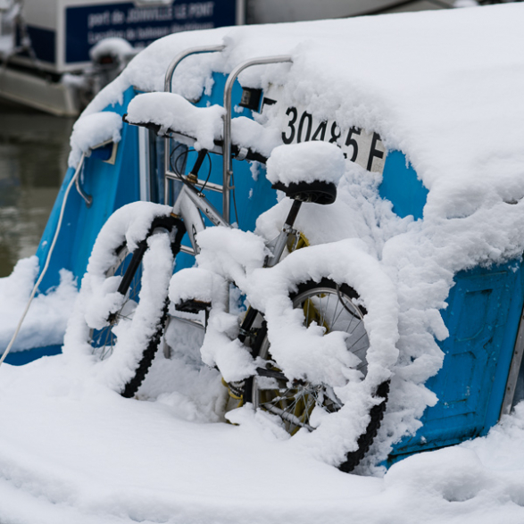 Vélo recouvert de neige sur ce bateau amarré au port de plaisance de Joinville
