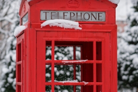 Cabine téléphonique anglaise sous la neige à Joinville Le Pont