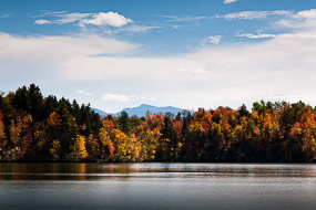 Forêt en automne sur les rives de la York Pond, White-Mountains National forest - New-Hampshire, USA