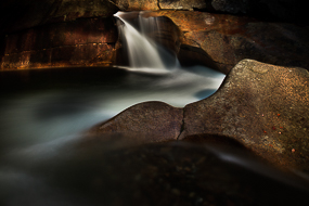 Petite cascade dans les rochers érodés - The Basin, White-Mountains National Forest, New-Hampshire, USA