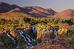 Epupa Falls - Les cascades d'Epupa Falls sur la rivière Kunene, à la frontière entre la Namibie et l'Angola, 2004