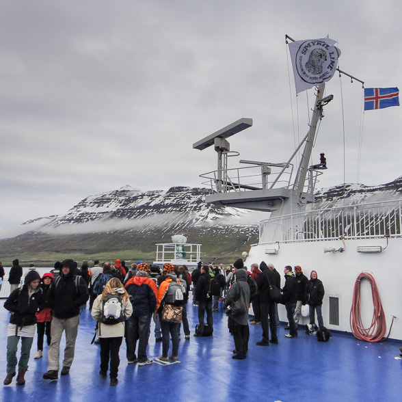 A bord du Norröna, les passgers se regroupent pour assister à l'entrée dans le Seydisfjordur.